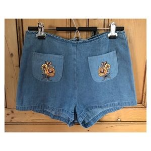 Motel Embroidered High Waisted Shorts Size L